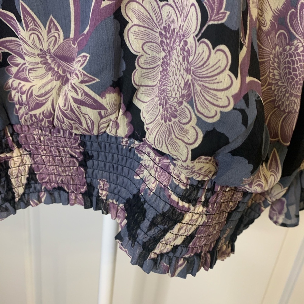18/20 Women’s Floral V-Neck Women's Top, Preloved in Good Condition, P2P 24” - Picture 3 of 4
